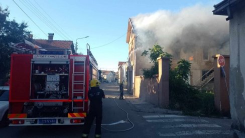 GORI PORODIČNA KUĆA: Drama u Novom Pazaru, vatrogasci na terenu