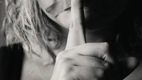 ПРВО ИЗВОЂЕЊЕ ТИХО ТИШЕ: Представа у режији Ане Јанковић на Летњој сцени БДП ПРВО ИЗВОЂЕЊЕ ТИХО ТИШЕ: Представа у режији Ане Јанковић на Летњој сцени БДП