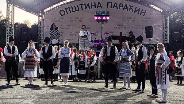 СВЕТА ПЕТКА ПРОСЛАВЉЕНА У ИЗВОРУ: Народни сабор и фолклораши за верски празник (ФОТО) СВЕТА ПЕТКА ПРОСЛАВЉЕНА У ИЗВОРУ: Народни сабор и фолклораши за верски празник (ФОТО)