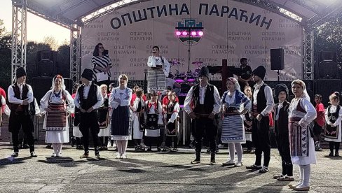 SVETA PETKA PROSLAVLJENA U IZVORU: Narodni sabor i folkloraši za verski praznik (FOTO) SVETA PETKA PROSLAVLJENA U IZVORU: Narodni sabor i folkloraši za verski praznik (FOTO)