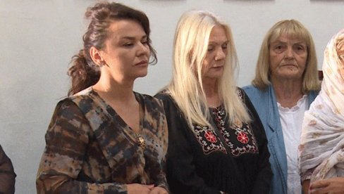 NASTAVLJAMO DA POMAŽEMO NARODU I SVETINJAMA NA KiM: Parlićeva uručila vrednu opremu za farmu i mlekaru manastiru Draganac (FOTO) NASTAVLJAMO DA POMAŽEMO NARODU I SVETINJAMA NA KiM: Parlićeva uručila vrednu opremu za farmu i mlekaru manastiru Draganac (FOTO)