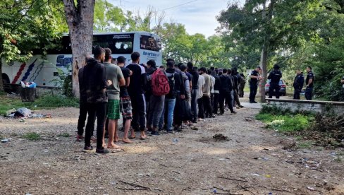 VELIKA AKCIJA POLICIJE U SOMBORU: Pronađena 382 ilegalna migranta, oduzeto im hladno oružje i droga (FOTO)