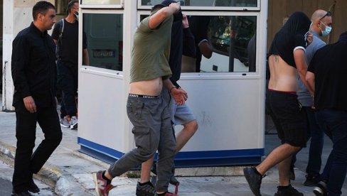 NOVI HAOS U ATINI: Sukobi ispred suda u kome su uhapšeni hrvatski huligani! Navijači AEK-a došli i probali da se probiju kroz kordone NOVI HAOS U ATINI: Sukobi ispred suda u kome su uhapšeni hrvatski huligani! Navijači AEK-a došli i probali da se probiju kroz kordone