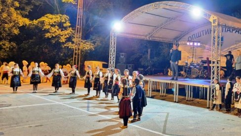 MUZIČKI PROGRAM U BUSILOVCU: Još jedno paraćinsko selo ugostilo folkloraše (FOTO) MUZIČKI PROGRAM U BUSILOVCU: Još jedno paraćinsko selo ugostilo folkloraše (FOTO)