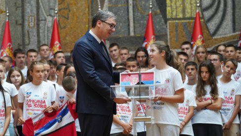 ДРЕС И ЗАСТАВА ЗА ПРЕДСЕДНИКА: Учесници кампа Србија те зове 2023 уручили поклоне Вучићу (ФОТО) ДРЕС И ЗАСТАВА ЗА ПРЕДСЕДНИКА: Учесници кампа Србија те зове 2023 уручили поклоне Вучићу (ФОТО)