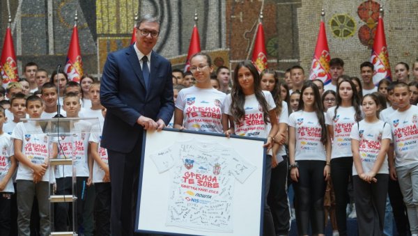 СРБИЈА ВАС ЧЕКА И БЕСКРАЈНО ВОЛИ Вучић са младим спортистима: Ми веће богатство од овога немамо (ВИДЕО) СРБИЈА ВАС ЧЕКА И БЕСКРАЈНО ВОЛИ Вучић са младим спортистима: Ми веће богатство од овога немамо (ВИДЕО)