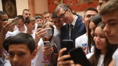 САЊАЈТЕ ВЕЛИКЕ СНОВЕ Вучић поручио младим спортистима: Снажно и само напред, а ми вас чекамо САЊАЈТЕ ВЕЛИКЕ СНОВЕ Вучић поручио младим спортистима: Снажно и само напред, а ми вас чекамо