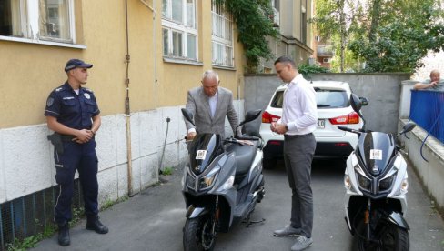DVA SKUTERA NA POKLON: Opština Vračar brine o bezbednosti svojih sugrađana DVA SKUTERA NA POKLON: Opština Vračar brine o bezbednosti svojih sugrađana