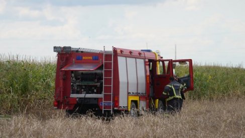 NOVOSTI NA MESTU NESREĆE U BATAJNICI: Policija obavlja uviđaj nakon pada aviona (VIDEO)