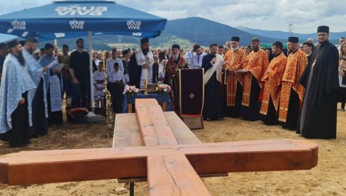 U PLJEVLJIMA SE GRADE DVA PRAVOSLAVNA HRAMA: Osveštano zemljište za izgradnju crkve na Kosanici (FOTO) U PLJEVLJIMA SE GRADE DVA PRAVOSLAVNA HRAMA: Osveštano zemljište za izgradnju crkve na Kosanici (FOTO)