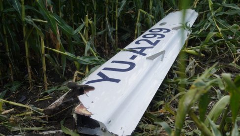 PRONAĐENO KRILO AVIONA: Delovi letelice rasuti po polju kukuruza (FOTO/VIDEO) PRONAĐENO KRILO AVIONA: Delovi letelice rasuti po polju kukuruza (FOTO/VIDEO)