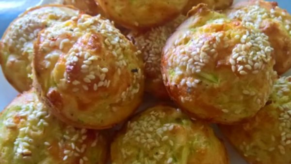 МАФИНИ СА ТИКВИЦАМА И СЈЕНИЧКИМ СИРОМ: Јефтини састојци, а укус прави домаћински МАФИНИ СА ТИКВИЦАМА И СЈЕНИЧКИМ СИРОМ: Јефтини састојци, а укус прави домаћински