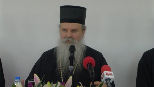 ДУХОВНА И МОРАЛНА ПОДРШКА: Епископ Теодосије посетио притвореног Милуна Миленковића Лунета у затворској јединици у Подујеву ДУХОВНА И МОРАЛНА ПОДРШКА: Епископ Теодосије посетио притвореног Милуна Миленковића Лунета у затворској јединици у Подујеву