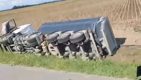 НЕСРЕЋА НА АУТО-ПУТУ КОД ВРБАСА: Камион слетео са пута, возило преврнуто у каналу (ВИДЕО) НЕСРЕЋА НА АУТО-ПУТУ КОД ВРБАСА: Камион слетео са пута, возило преврнуто у каналу (ВИДЕО)