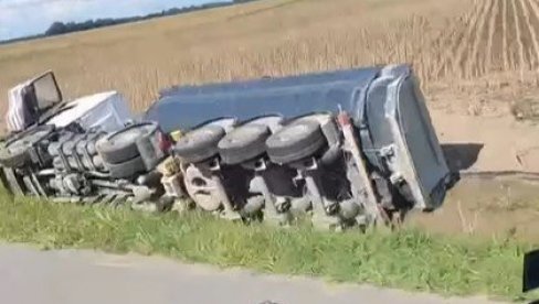 NESREĆA NA AUTO-PUTU KOD VRBASA: Kamion sleteo sa puta, vozilo prevrnuto u kanalu (VIDEO)