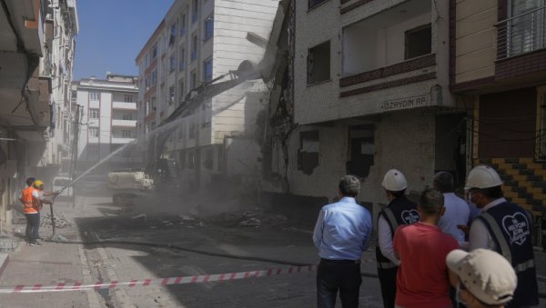 ЉУДИ СКАКАЛИ СА ЗГРАДА ДА СЕ СПАСУ: Више од 20 особа повређено у разорном земљотресу на југу Турске
