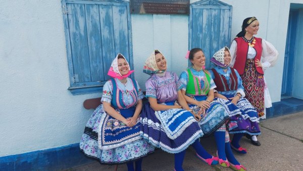 РАСКОШНИ И ГОЗБА И НОШЊА: У Старој Пазови, уз припремање сремских ђаконија, негују и вештине шивења по старој мустри РАСКОШНИ И ГОЗБА И НОШЊА: У Старој Пазови, уз припремање сремских ђаконија, негују и вештине шивења по старој мустри