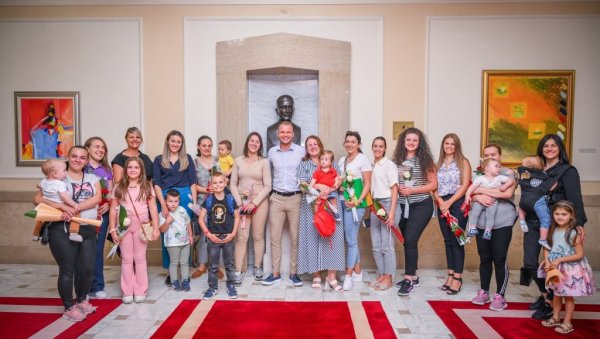 БАЊАЛУКА ПОСВЕЋЕНА ПОРОДИЦИ: Пријем за мајке и малишане, око 4.000 породиља добило новчану подршку БАЊАЛУКА ПОСВЕЋЕНА ПОРОДИЦИ: Пријем за мајке и малишане, око 4.000 породиља добило новчану подршку