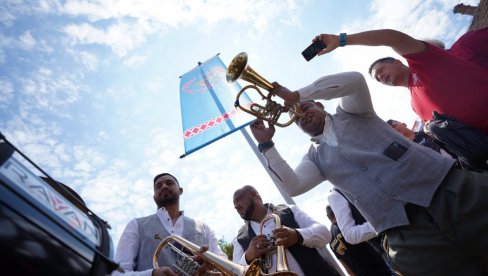 GUČA VEĆ PROKLJUČALA: Orkestri i muzičari ostaju bez daha, ali ne odustaju da uveseljavaju posetioce koji su stigli (FOTO/VIDEO) GUČA VEĆ PROKLJUČALA: Orkestri i muzičari ostaju bez daha, ali ne odustaju da uveseljavaju posetioce koji su stigli (FOTO/VIDEO)