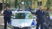 KIKINDA IMA POLICAJCE HEROJE: Spasili ženu koja je htela da se obesi o banderu KIKINDA IMA POLICAJCE HEROJE: Spasili ženu koja je htela da se obesi o banderu