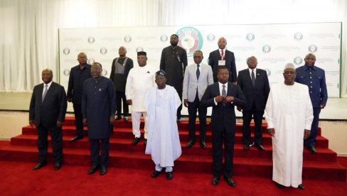 VOJSKA EKOVASA U PRIPRAVNOSTI ZBOG PUČA U NIGERU: Obala Slonovače obezbeđuje bataljon do 1.100 ljudi, uz snage iz Nigerije i Benina VOJSKA EKOVASA U PRIPRAVNOSTI ZBOG PUČA U NIGERU: Obala Slonovače obezbeđuje bataljon do 1.100 ljudi, uz snage iz Nigerije i Benina