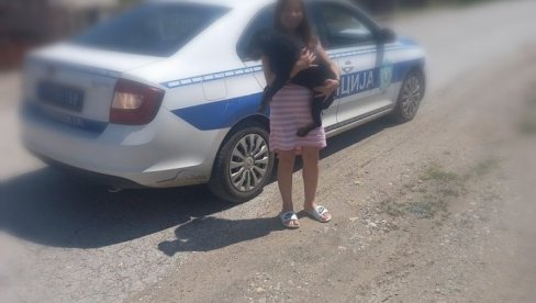 POLICIJA OBRADOVALA UPLAKANU DEVOJČICU: Uspeli su da pronađu ljubimca i vrate maloj vlasnici (FOTO) POLICIJA OBRADOVALA UPLAKANU DEVOJČICU: Uspeli su da pronađu ljubimca i vrate maloj vlasnici (FOTO)