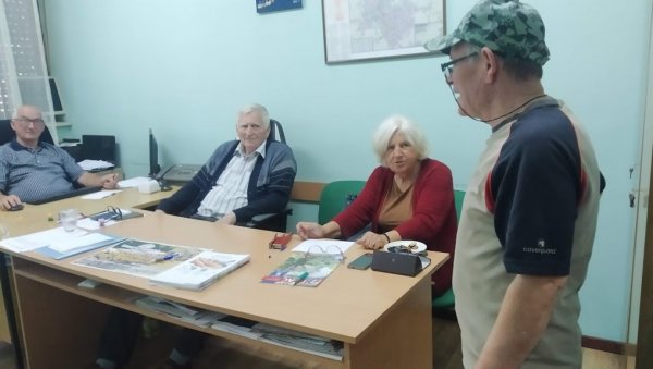 ПЕНЗИОНЕРИ СЕ ПРИЈАВЉУЈУ ЗА ПАКЕТЕ: У Параћину јавни позив отворен до 18. августа (ФОТО) ПЕНЗИОНЕРИ СЕ ПРИЈАВЉУЈУ ЗА ПАКЕТЕ: У Параћину јавни позив отворен до 18. августа (ФОТО)