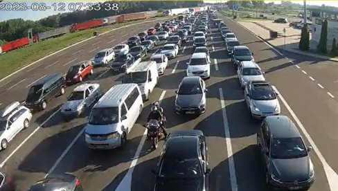 PUTNICI U KOLONI ČEKAJU I PO TRI SATA: Evo kakvo je stanje na graničnim prelazima ovog jutra PUTNICI U KOLONI ČEKAJU I PO TRI SATA: Evo kakvo je stanje na graničnim prelazima ovog jutra