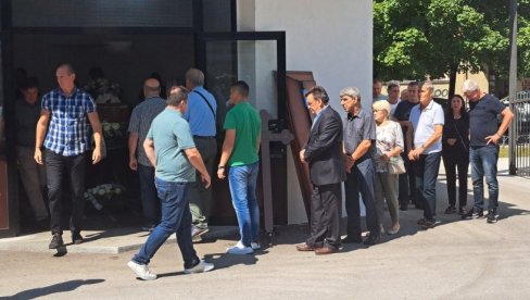 KOLONA LJUDI SLIVA SE KA KAPELI: Nikšićani se u tuzi opraštaju od košarkaša Ivana Ćorovića KOLONA LJUDI SLIVA SE KA KAPELI: Nikšićani se u tuzi opraštaju od košarkaša Ivana Ćorovića
