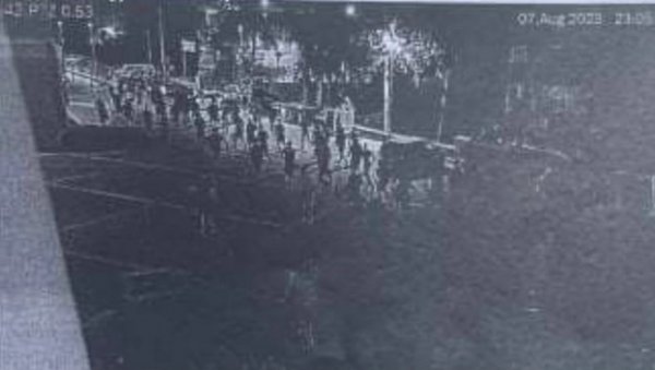 НОВИ ЈЕЗИВ ДЕТАЉ О УБИСТВУ НАВИЈАЧА У АТИНИ: Ипсливала последња фотографија, Михалис пада испред киоска (УЗНЕМИРУЈУЋЕ) НОВИ ЈЕЗИВ ДЕТАЉ О УБИСТВУ НАВИЈАЧА У АТИНИ: Ипсливала последња фотографија, Михалис пада испред киоска (УЗНЕМИРУЈУЋЕ)