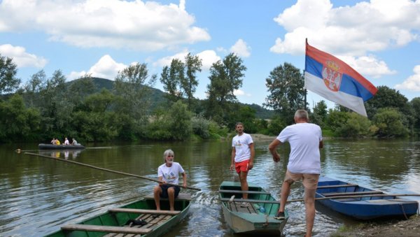 ОВО СУ НАЈЈАЧИ ВЕСЛАЧИ НА СВЕТУ: Трка на на Западној Морави, чамце возе само с мотком (ФОТО/ВИДЕО) ОВО СУ НАЈЈАЧИ ВЕСЛАЧИ НА СВЕТУ: Трка на на Западној Морави, чамце возе само с мотком (ФОТО/ВИДЕО)
