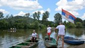 ОВО СУ НАЈЈАЧИ ВЕСЛАЧИ НА СВЕТУ: Трка на на Западној Морави, чамце возе само с мотком (ФОТО/ВИДЕО)