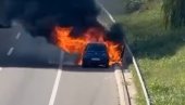 BUKTINJA NA AUTO-PUTU, GORI AUTO NA KONJARNIKU: Vatra potpuno progutala vozilo (VIDEO) BUKTINJA NA AUTO-PUTU, GORI AUTO NA KONJARNIKU: Vatra potpuno progutala vozilo (VIDEO)