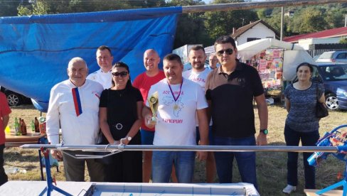 JAGNJIJADA KRAJ DRINE: Kod LJubovije susret gastronoma širom regiona JAGNJIJADA KRAJ DRINE: Kod LJubovije susret gastronoma širom regiona