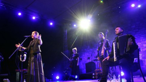 TVRĐAVA MUZIKE U SMEDEREVU: Divanhana za ljubitelje tradicionalne muzike Balkana (FOTO) TVRĐAVA MUZIKE U SMEDEREVU: Divanhana za ljubitelje tradicionalne muzike Balkana (FOTO)