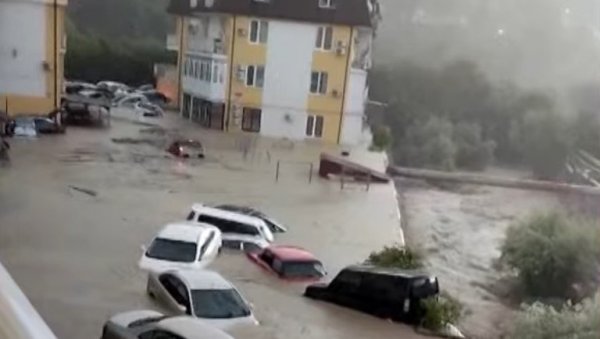 ВОДА ЋЕ НАСТАВИТИ ДА РАСТЕ: Драматично у Русији, евакуисано више од 2.000 људи (ВИДЕО) ВОДА ЋЕ НАСТАВИТИ ДА РАСТЕ: Драматично у Русији, евакуисано више од 2.000 људи (ВИДЕО)