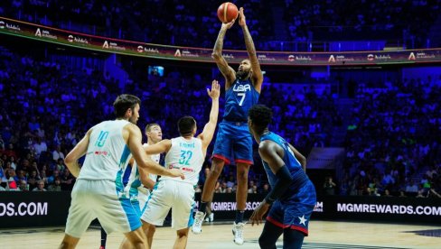 AMERIKA DEMOLIRALA SLOVENIJU: Luka Dončić gledao mučenje saigrača AMERIKA DEMOLIRALA SLOVENIJU: Luka Dončić gledao mučenje saigrača
