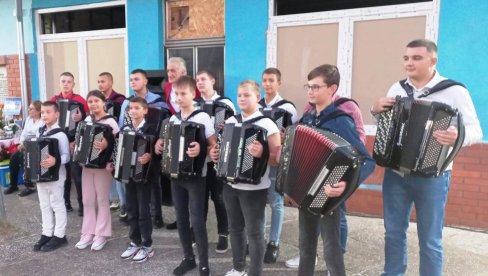 „DANI KULTURE“ U SVOJNOVU: Održano takmičenje harmonikaša i književna kolonija (FOTO)