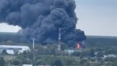 ГУСТ И ЦРН ДИМ ПРЕКРИО НЕБО: Пожар у складишту ђубрива у предграђу Москве (ВИДЕО) ГУСТ И ЦРН ДИМ ПРЕКРИО НЕБО: Пожар у складишту ђубрива у предграђу Москве (ВИДЕО)