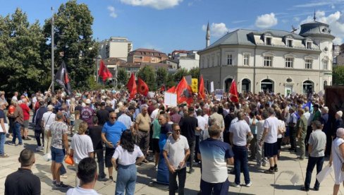 SRAMNE SCENE U PRIŠTINI: Kurtijevi izneli zastave zločinačke OVK i Velike Albanije (VIDEO) SRAMNE SCENE U PRIŠTINI: Kurtijevi izneli zastave zločinačke OVK i Velike Albanije (VIDEO)