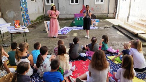 DEČJA RADIONICA U PARAĆINSKOJ BIBLIOTECI: Inspirisana stihovima Duška Radovića (FOTO)