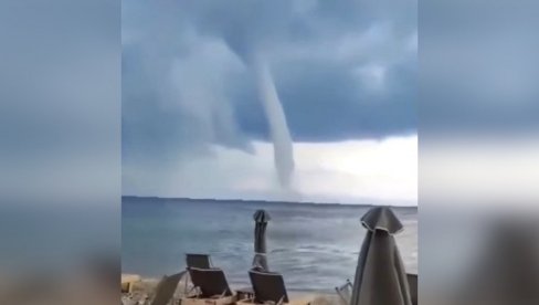 TORNADO NA HALKIDIKIJU: Objavljen snimak oluje koja je napravila haos na plaži, povređene četiri osobe (VIDEO) TORNADO NA HALKIDIKIJU: Objavljen snimak oluje koja je napravila haos na plaži, povređene četiri osobe (VIDEO)