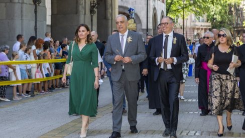 ODRŽANA CENTRALNA SVEČANOST DUŽIJANCE 2023: Gradonačelniku Stevanu Bakiću predat hleb od novog roda pšenice (FOTO) ODRŽANA CENTRALNA SVEČANOST DUŽIJANCE 2023: Gradonačelniku Stevanu Bakiću predat hleb od novog roda pšenice (FOTO)