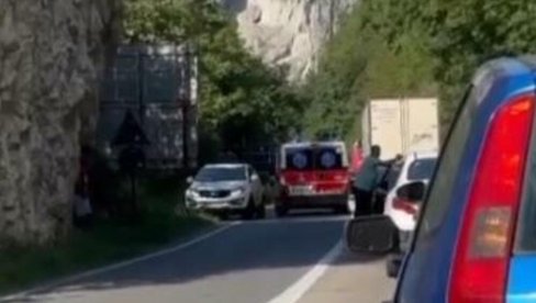 TEŠKA NESREĆA KOD OVČAR BANJE: Povređeno sedam osoba, formirala se kolona duga 10 kilometara (VIDEO) TEŠKA NESREĆA KOD OVČAR BANJE: Povređeno sedam osoba, formirala se kolona duga 10 kilometara (VIDEO)