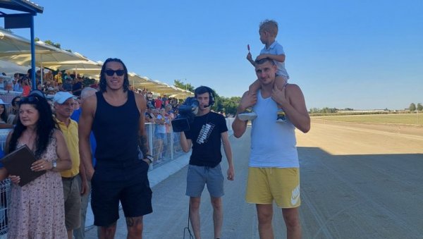 АРОН ГОРДОН ГЛЕДАО У ЧУДУ: Американац подигао трофеј на хиподрому са Николом Јокићем (ФОТО) АРОН ГОРДОН ГЛЕДАО У ЧУДУ: Американац подигао трофеј на хиподрому са Николом Јокићем (ФОТО)