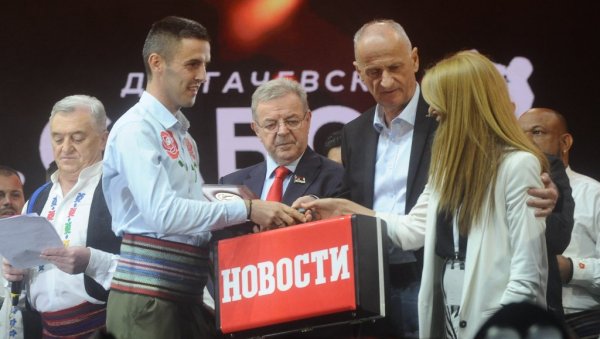 ИЗАБРАНИ ПОБЕДНИЦИ 62. ДРАГАЧЕВСКОГ САБОРА: Миленко Филиповић добитник Златне трубе, дара Вечерњих новости (ФОТО) ИЗАБРАНИ ПОБЕДНИЦИ 62. ДРАГАЧЕВСКОГ САБОРА: Миленко Филиповић добитник Златне трубе, дара Вечерњих новости (ФОТО)