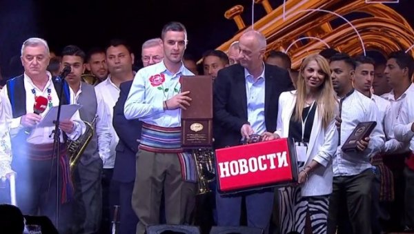 ЗЛАТНА ТРУБА НОВОСТИ ЗА МИЛЕНКА ФИЛИПОВИЋА: У Гучкој долини, престоници поносног инструмента, поносних музичара и домаћина (ФОТО) ЗЛАТНА ТРУБА НОВОСТИ ЗА МИЛЕНКА ФИЛИПОВИЋА: У Гучкој долини, престоници поносног инструмента, поносних музичара и домаћина (ФОТО)