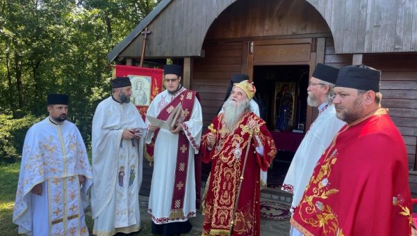 СЛАВИЦА ЈЕ СА ДЕЦОМ ИЗГРАДИЛА ЦРКВУ: Сутра се на светом месту слави Свети Стефан, верници се тога дана склањају од ветра СЛАВИЦА ЈЕ СА ДЕЦОМ ИЗГРАДИЛА ЦРКВУ: Сутра се на светом месту слави Свети Стефан, верници се тога дана склањају од ветра