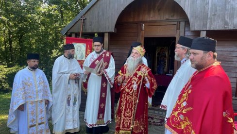 SLAVICA JE SA DECOM IZGRADILA CRKVU: Sutra se na svetom mestu slavi Sveti Stefan, vernici se toga dana sklanjaju od vetra SLAVICA JE SA DECOM IZGRADILA CRKVU: Sutra se na svetom mestu slavi Sveti Stefan, vernici se toga dana sklanjaju od vetra