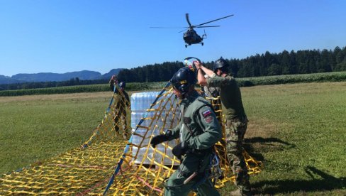 SRPSKI VOJNICI U SLOVENIJI: Pripadnici VS pomažu građanima u otklanjanju posledica poplava (FOTO) SRPSKI VOJNICI U SLOVENIJI: Pripadnici VS pomažu građanima u otklanjanju posledica poplava (FOTO)